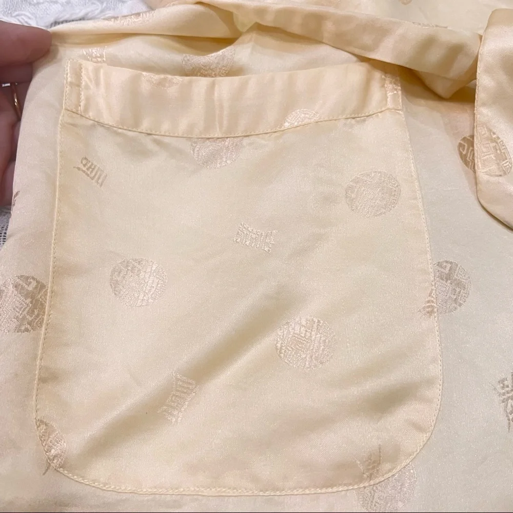 Longevity Hangzhou China. Women Light gold robe. 100% Silk. Size : M - Picture 10 of 12